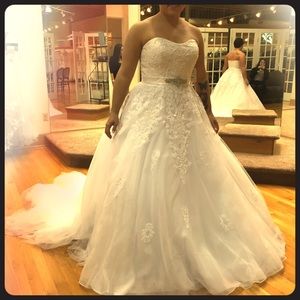 Selling my Camillelavie wedding dress!